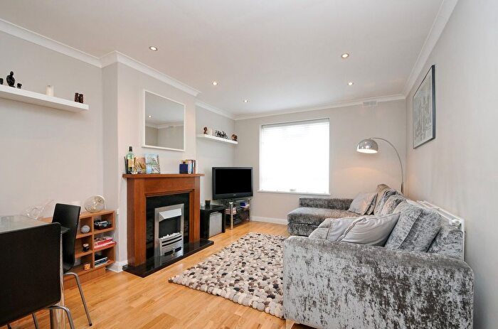 1 Bedroom Flat For Sale In St. Clements Street, Islington, London, N7