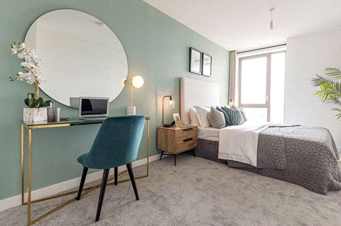 2 Bedroom Flat For Sale In The Lock, Greenford Quay, Greenford, UB6