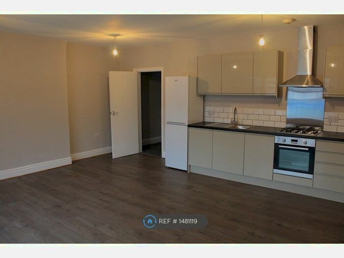 2 Bedroom Flat To Rent In Cross Street, Sale, M33