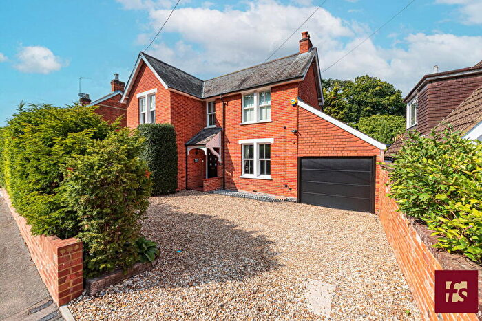 5 Bedroom Detached House For Sale In Longdown Road, Sandhurst, Berkshire, GU47