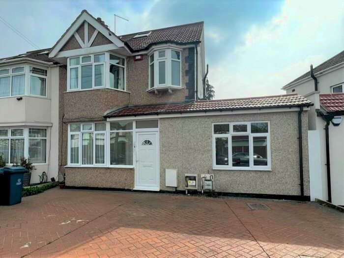 3 Bedroom Ground Flat To Rent In Malvern Gardens, Harrow, HA3