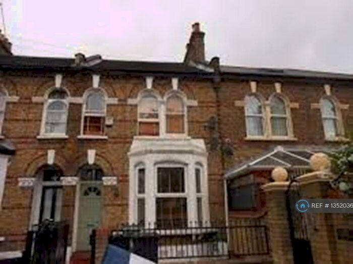 2 Bedroom Flat To Rent In First Floor, London, E15