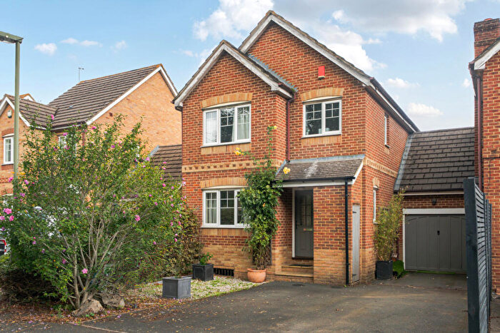 3 Bedroom Link Detached House For Sale In Twynersh Avenue, Chertsey, Surrey, KT16