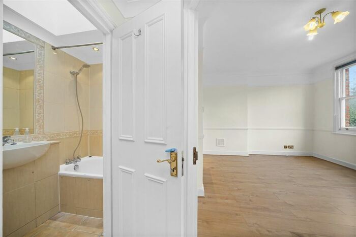 2 Bedroom Flat For Sale In Finchley Road, London, NW3