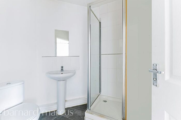 2 Bedroom Flat For Sale In Rydons Way, Redhill, RH1