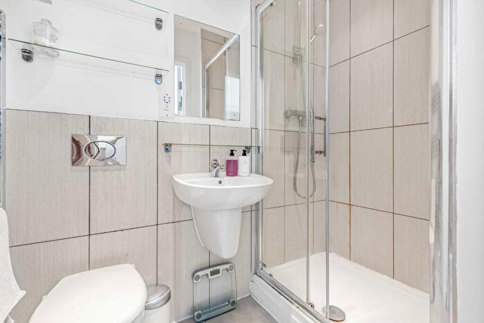 3 Bedroom Flat For Sale In Gibbs Lane, Hackney, E2