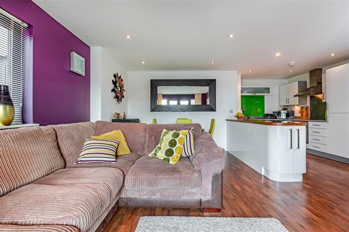 2 Bedroom Apartment To Rent In South Quay, Kings Road, Swansea, SA1