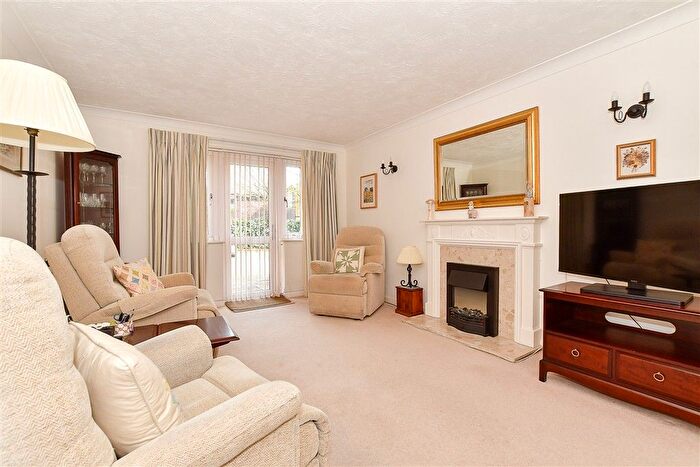 2 Bedroom Flat For Sale In Woodbury Lane, Tenterden, Kent, TN30