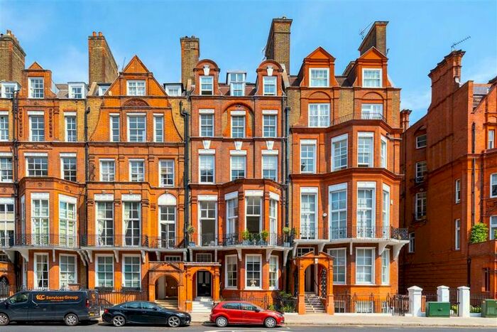 3 Bedroom Flat To Rent In Pont Street, London, SW1X