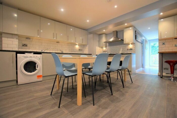 7 Bedroom Semi-Detached House To Rent In Bed Student Home - Tenterden Drive, CT2