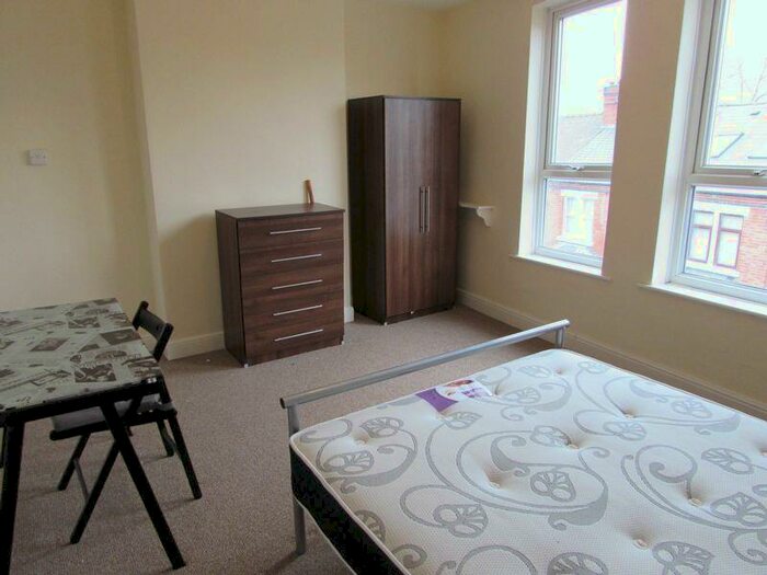 5 Bedroom Semi-Detached House To Rent In Grove Road, Nottingham, NG7