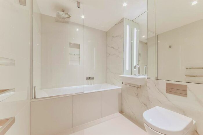 2 Bedroom Apartment To Rent In Hampton Tower - Th Floor, Canary Wharf, E14
