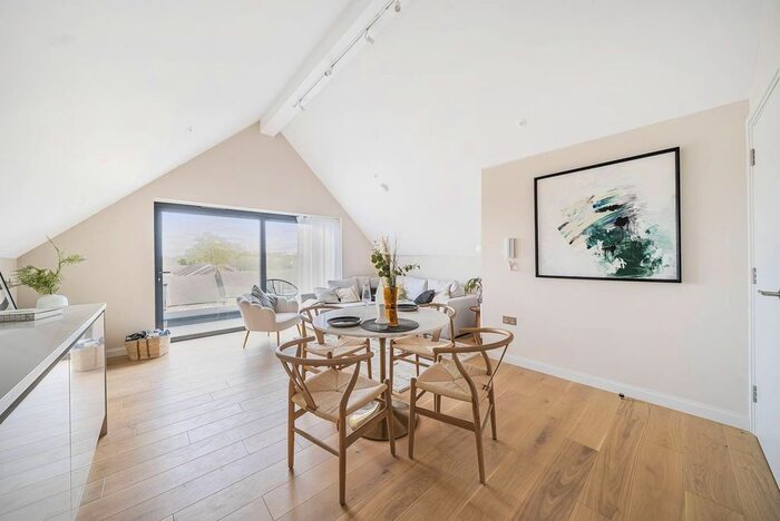 3 Bedroom Mews To Rent In Kings Avenue, Clapham Park, London, SW2