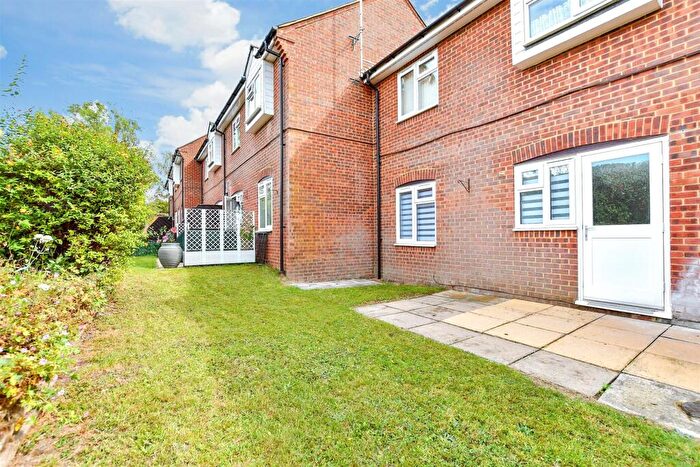 1 Bedroom Flat For Sale In Henbit Close, Tadworth, Surrey, KT20