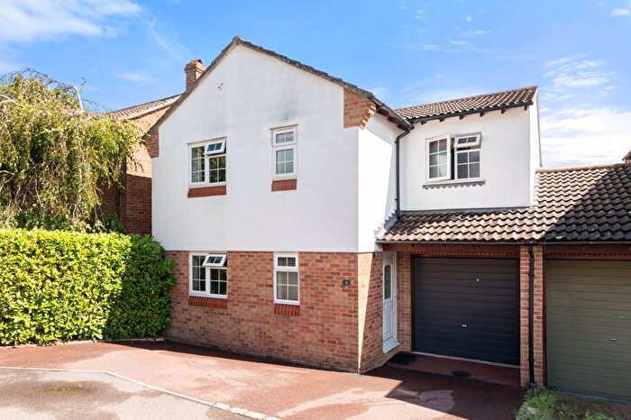 4 Bedroom Link Detached House For Sale In The Potteries, Ridgewood, TN22