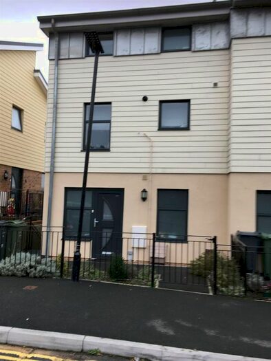 3 Bedroom Semi-Detached House To Rent In Arctic Road, Cowes, PO31