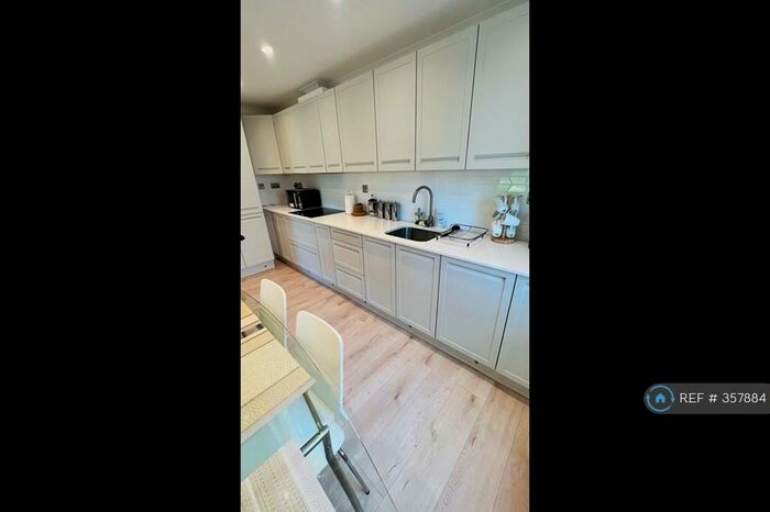 2 Bedroom Flat To Rent In Lime Tree Court, South Croydon, CR2