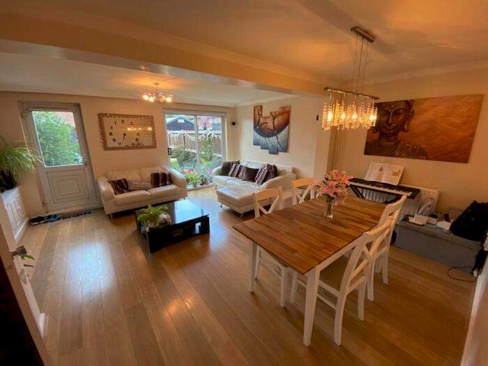 3 Bedroom House To Rent In Chertsey, KT16