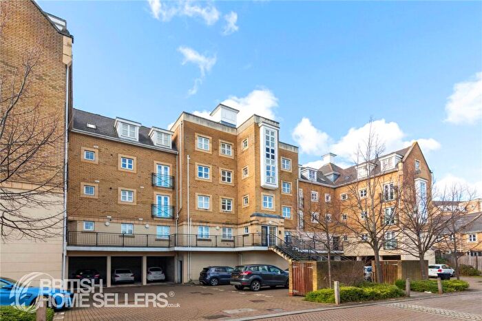 2 Bedroom Apartment For Sale In Sandpiper Close, Greenhithe, Kent, DA9