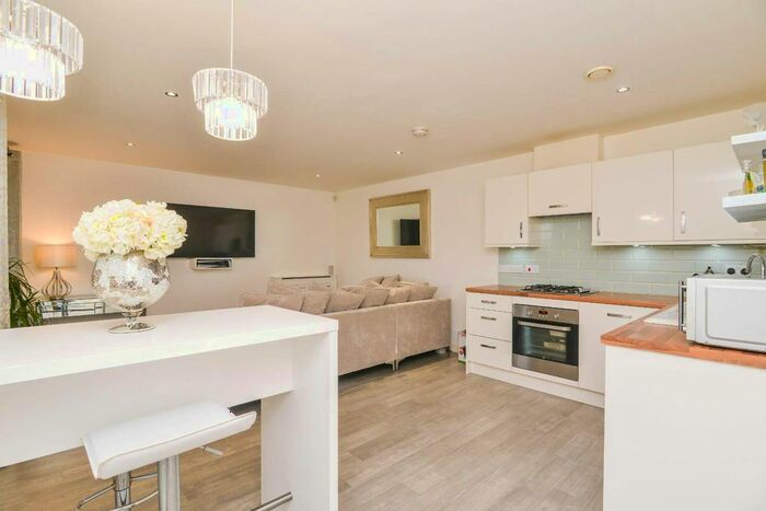 2 Bedroom Flat To Rent In Tower Hill Court, Belvedere, Kent, DA17