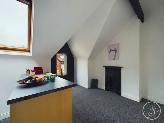 3 Bedroom Terraced House For Sale In Hillcrest View, LS7