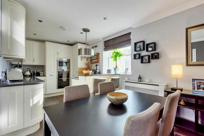 1 Bedroom Flat To Rent In Amberley Court, Colebrook Road, Tunbridge Wells, TN4