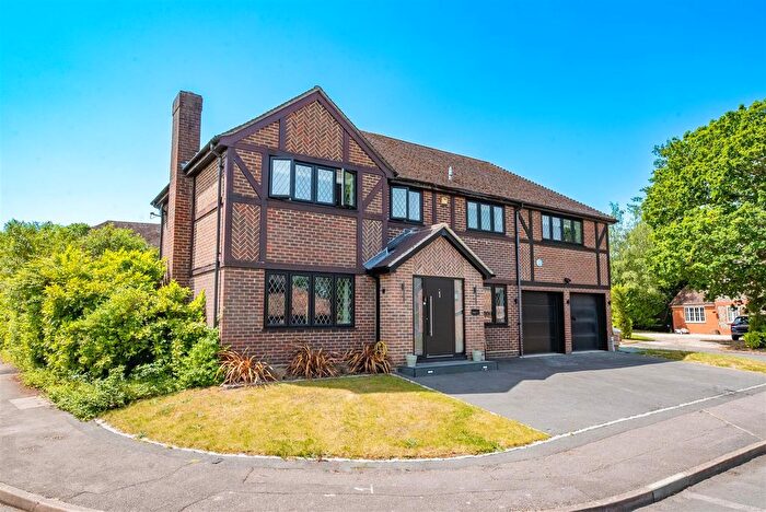 6 Bedroom Detached House For Sale In Sorrel Drive, Lightwater, GU18