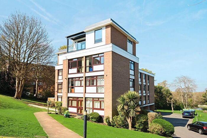 2 Bedroom Flat To Rent In Beechcroft Manor, Weybridge, Surrey, KT13