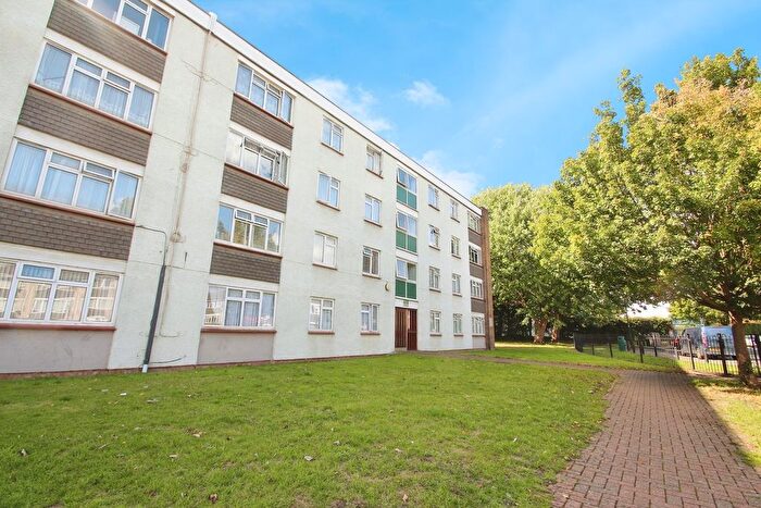 3 Bedroom Flat To Rent In Convent Way, Southall, UB2