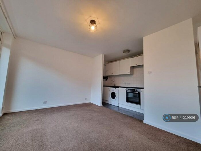 1 Bedroom Flat To Rent In Redruth House, Sutton, SM2