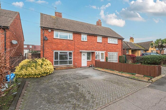 3 Bedroom Semi Detached House For Sale In Carisbrooke Avenue, Bexley, DA5