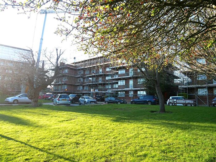 2 Bedroom Flat To Rent In Mulberry Close, Hendon, NW4