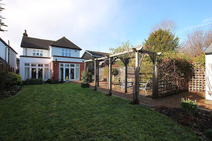 4 Bedroom Detached House For Sale In Agates Lane, Ashtead, KT21
