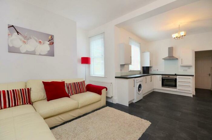 2 Bedroom Flat To Rent In Aldworth Road, Stratford, London, E15