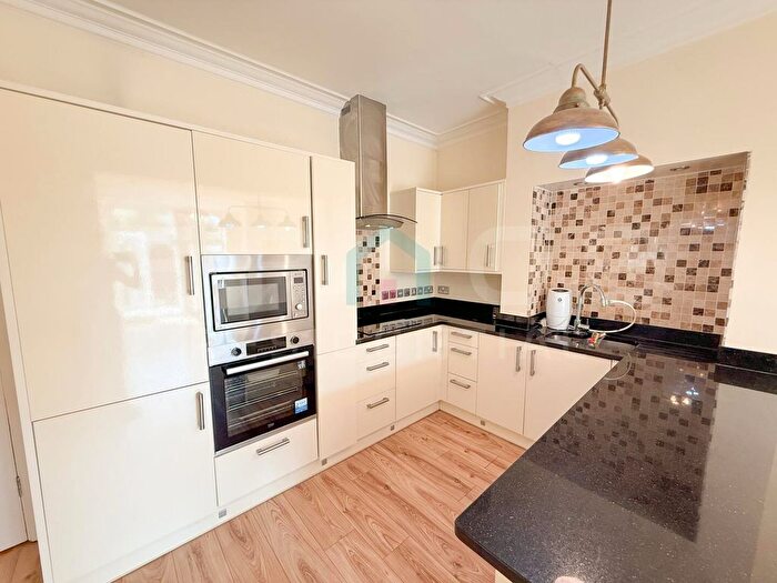 2 Bedroom Flat To Rent In The Broadway, London, NW7