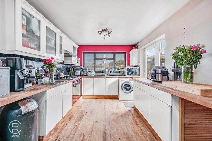 3 Bedroom Semi-detached House For Sale In Benham Road, London, W7