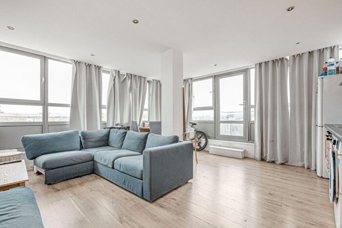 2 Bedroom Flat To Rent In Courtenay House, New Park Road, SW2