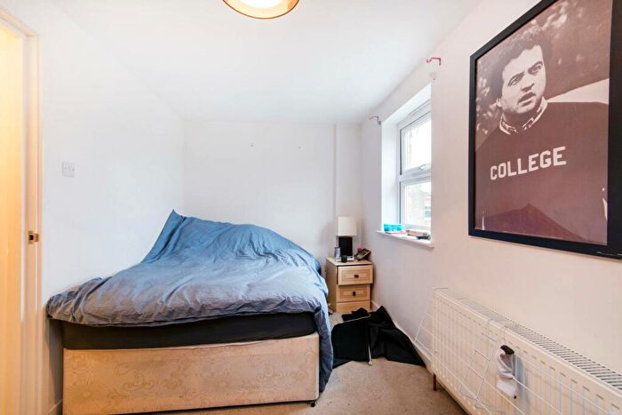 2 Bedroom Flat To Rent In Alfriston Road, Between The Commons, London, SW11