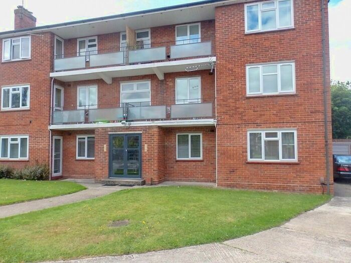 2 Bedroom Flat To Rent In Stroud Green, Newbury, Berkshire, RG14