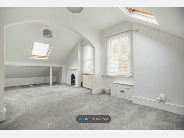 Studio To Rent In Burgoyne Road, London, SE25