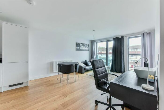 2 Bedroom Flat For Sale In High Street, Redhill, RH1