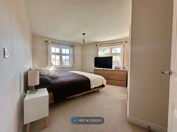 2 Bedroom Flat To Rent In Barn Owl Drive, Binfield, Bracknell, RG12