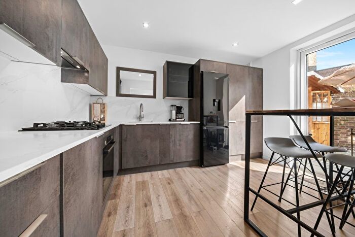 2 Bedroom Flat To Rent In Vicarage Crescent, Battersea, SW11