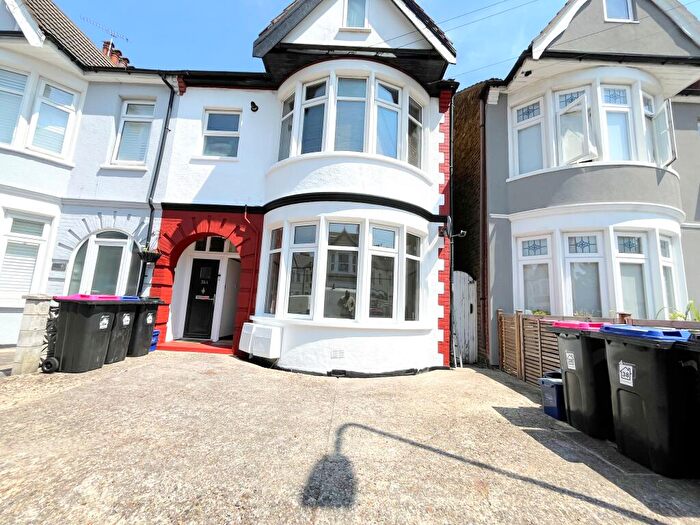 2 Bedroom Flat To Rent In Claremont Road, Westcliff-on-sea, SS0