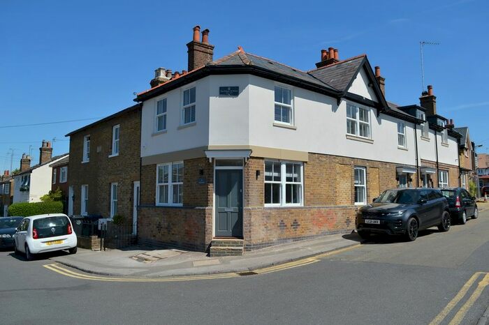 1 Bedroom Flat To Rent In Cross Road, Weybridge, KT13