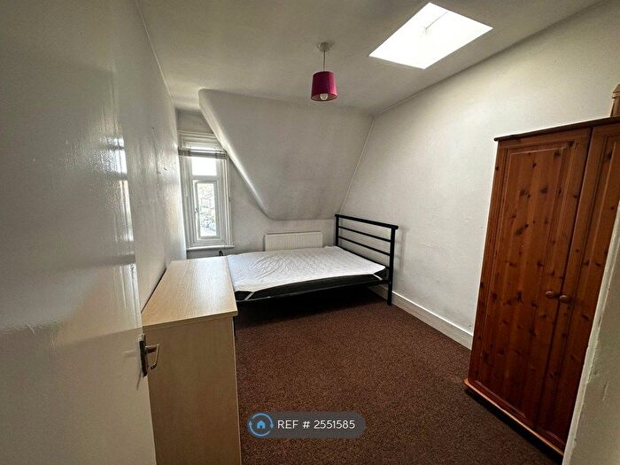 2 Bedroom Flat To Rent In Richmond Road, Kingston Upon Thames, KT2