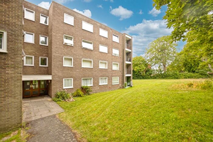 2 Bedroom Flat For Sale In Francis Road, Broadstairs, Kent, CT10