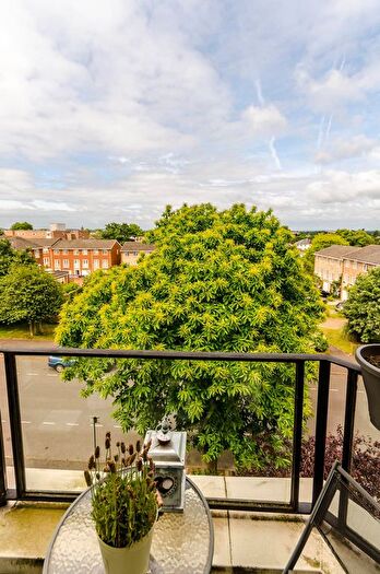 2 Bedroom Flat To Rent In Avenue Elmers, Surbiton, KT6