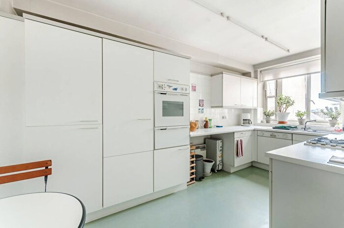 1 Bedroom Flat To Rent In Portland Place, Marylebone, London, W1B