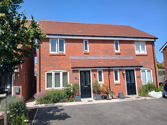 3 Bedroom Semi-Detached House For Sale In Muggeridge Road, Billingshurst, RH14